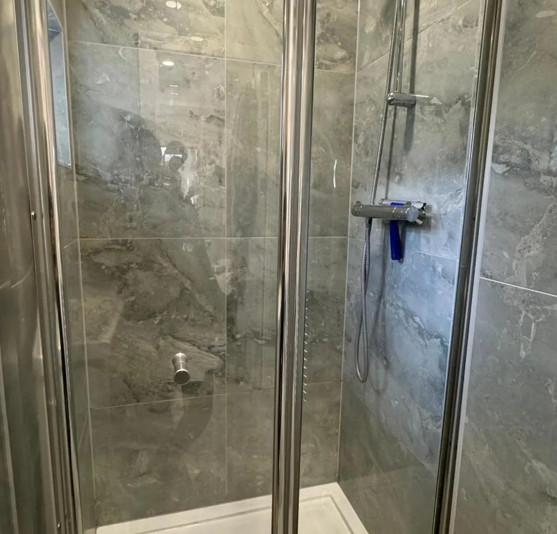 Single Room In Greater London 0*,